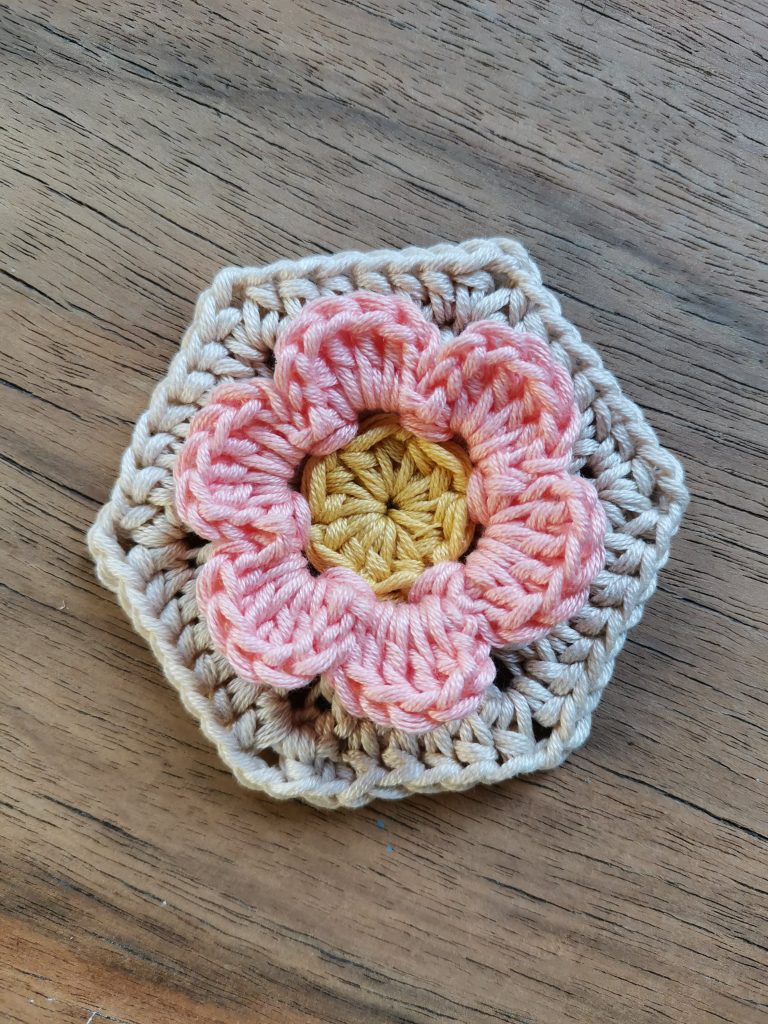 Patrón de Flor Hexagonal en Crochet 3D